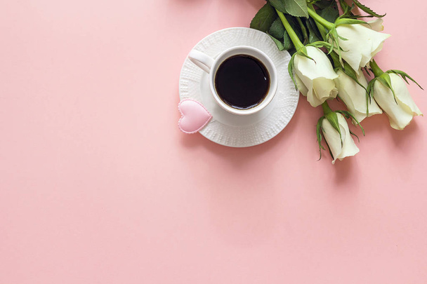 Tasse à café, fleurs blanches de rose et coeur sur fond rose. Haut
 - Photo, image