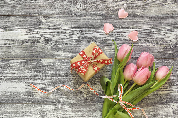 Romantic background with bouquet of tulips and gift box on gray  - Φωτογραφία, εικόνα