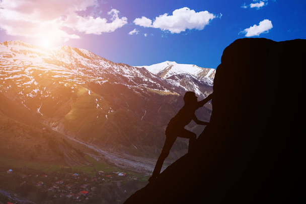 sylwetka człowieka do zdobycia na szczyt góry przeciwko piękny zachód słońca - Zdjęcie, obraz
