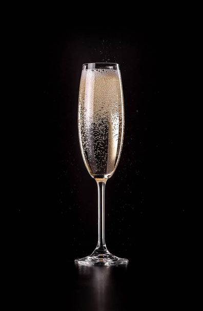 glass of sparkling champagne on black background - Fotoğraf, Görsel