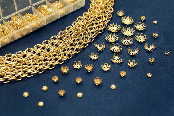 Schmuckfunde speichern Details. Fertigungskomponenten. Becher für Perlen und Ketten. Komponenten aus Bronze und Gold für Kreativität. - Foto, Bild