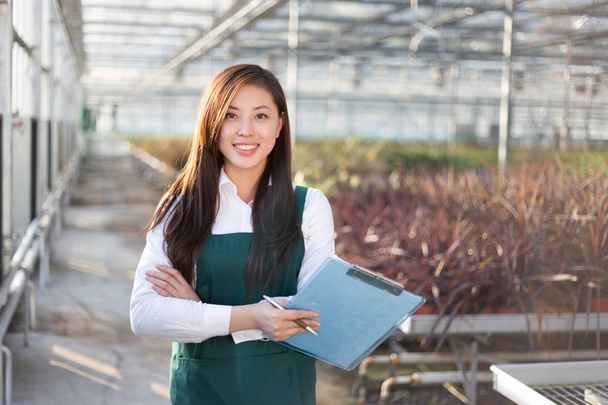 азіатська жінка працює в зеленому полі
 - Фото, зображення