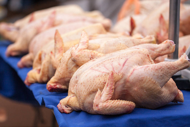 carcasse di pollo crudo vendute al banco del mercato. Focus selettivo
 - Foto, immagini