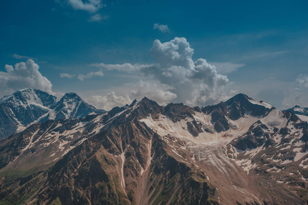 Elbrus, montagne in estate. Grandi montagne del Caucaso dal Monte Elbrus
 - Foto, immagini