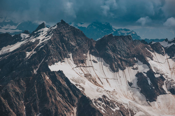 Эльбрус, горы летом. Горы Большого Кавказа с Эльбруса
 - Фото, изображение