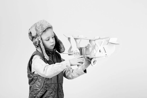 kağıt oyuncak uçak ile oynama ve bir p olmayı hayal çocuk - Fotoğraf, Görsel