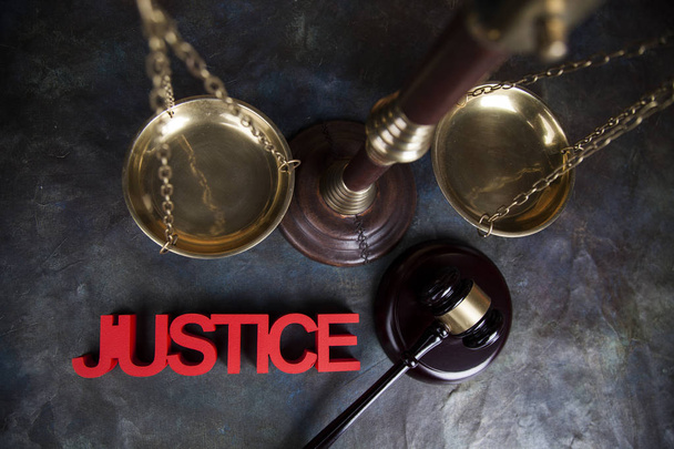 Tema del diritto, concetto di giustizia
 - Foto, immagini