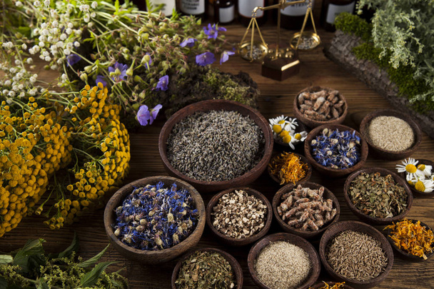 Medicina herbal en escritorio de madera
 - Foto, Imagen