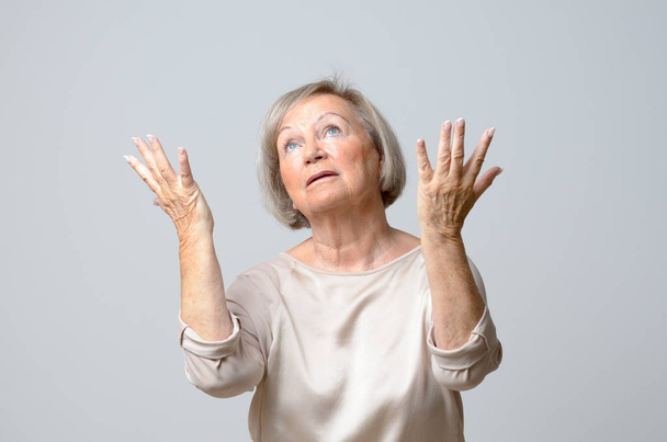 Старша жінка з руками в небо
 - Фото, зображення