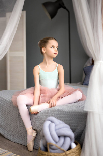 балерина сидит в комнате
 - Фото, изображение