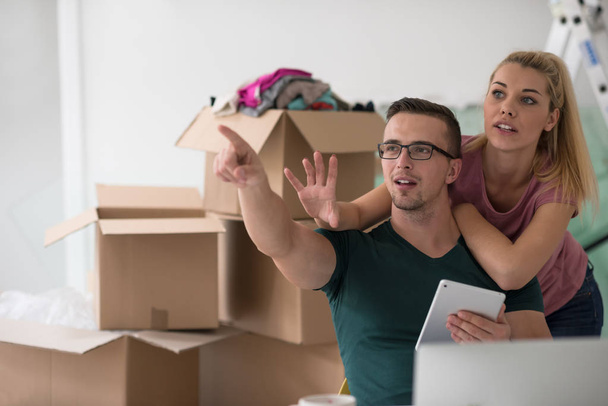 Young couple moving in a new home - Fotoğraf, Görsel