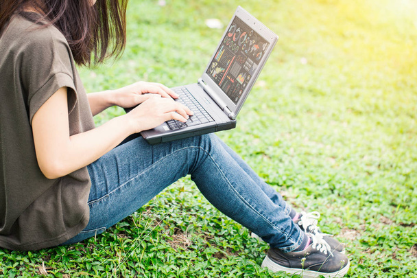 nowoczesny styl życia technologia, Nastolatki kobiety za pomocą komputera przenośnego. - Zdjęcie, obraz