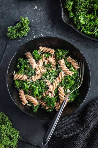 Whole grain pasta with kale  - Foto, immagini