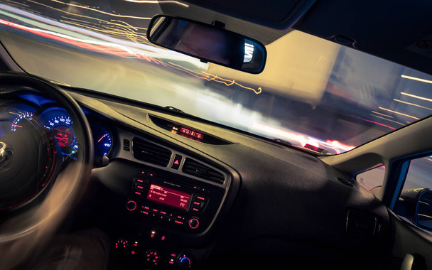 Conducción nocturna, vista desde el interior del coche
. - Foto, imagen