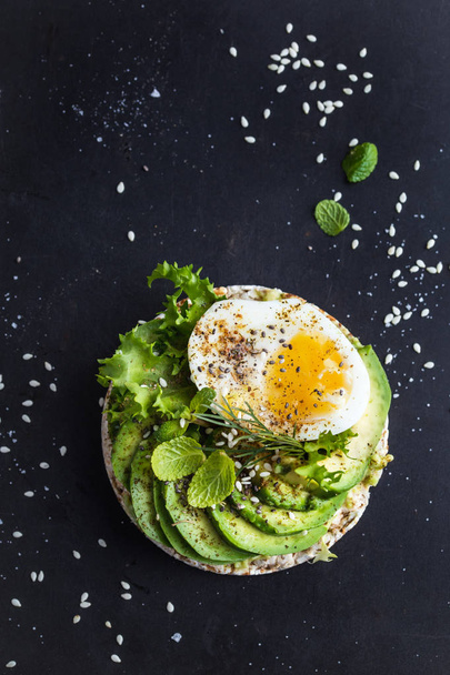 cereal crispbreads with avocado and egg - Foto, imagen
