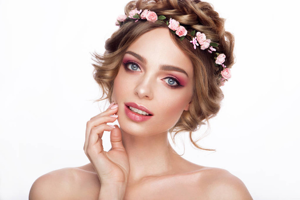 Divat szépség modell lány, haj virágok. Menyasszony. Tökéletes kreatív smink és frizura. Frizura. - Fotó, kép