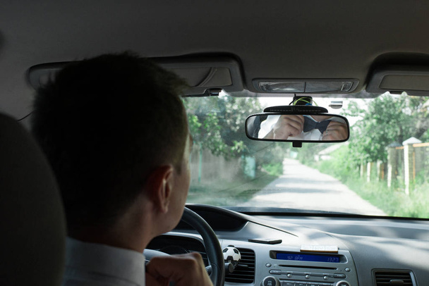 Grooms necktie in the mirror in the car - Zdjęcie, obraz