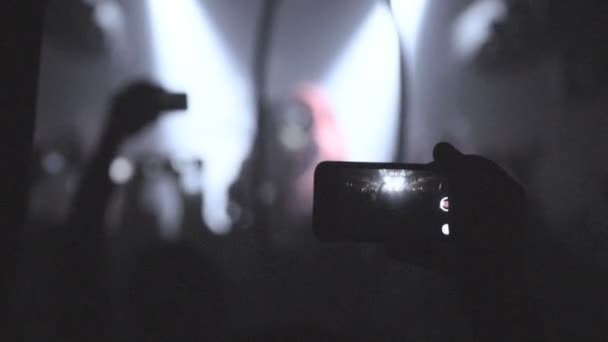 Ludzie biorący zdjęcia lub nagrania wideo z ich inteligentnych telefonów na koncert muzyki - Materiał filmowy, wideo