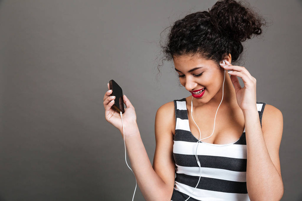 Nő, zenét hallgatni, és használja a fülhallgatót - Fotó, kép