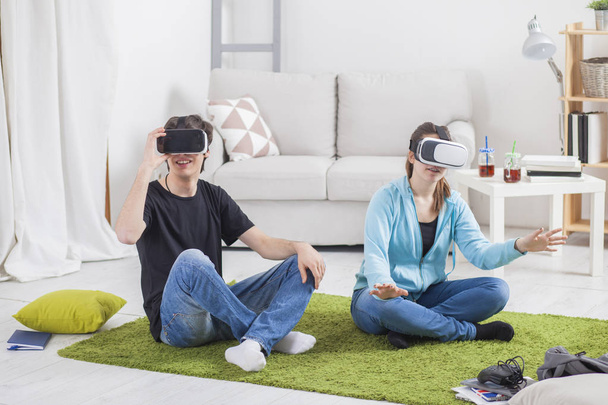 Teenagers with VR glasses in living room - Zdjęcie, obraz