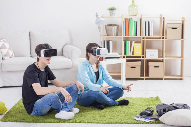 Teenagers with VR glasses in living room - Zdjęcie, obraz