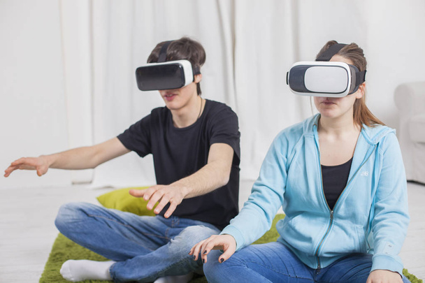 Teenagers with VR glasses in living room - Fotografie, Obrázek