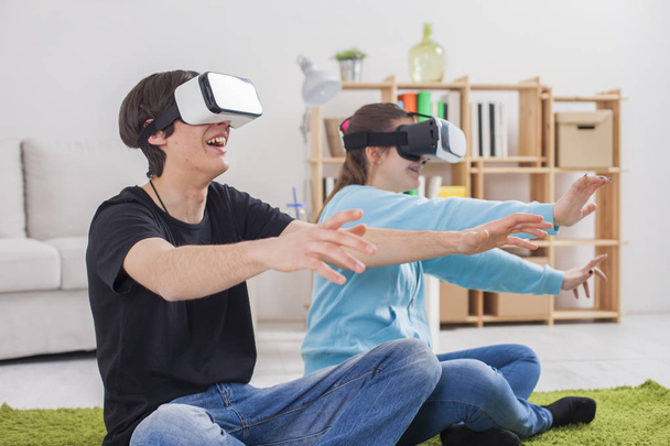 Teini-ikäiset VR lasit olohuoneessa
 - Valokuva, kuva