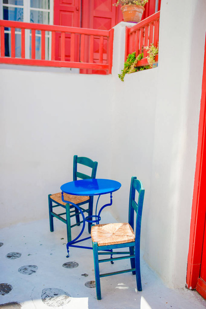 Venkovní kavárny na ulici typické řecké tradiční vesnice na ostrově Mykonos, Evropa - Fotografie, Obrázek