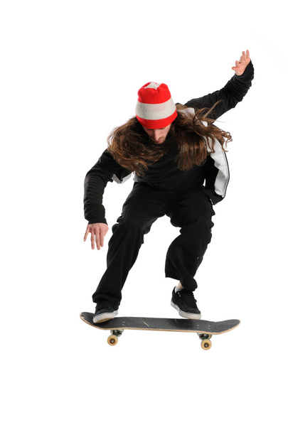 Jeune homme sautant sur un skateboard
 - Photo, image