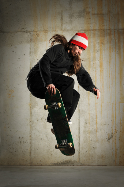 Skateboarder realizando truques
 - Foto, Imagem