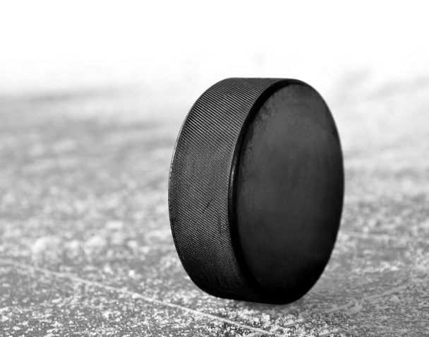 zwarte hockeypuck - Foto, afbeelding
