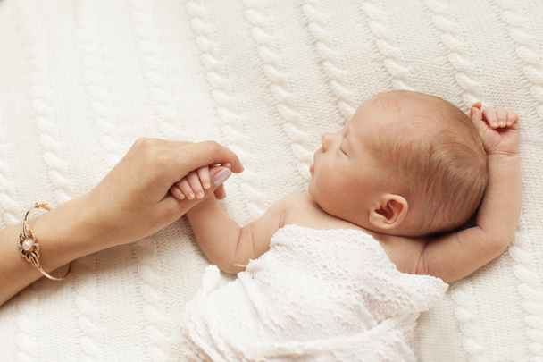 madre mano sosteniendo recién nacido
 - Foto, imagen