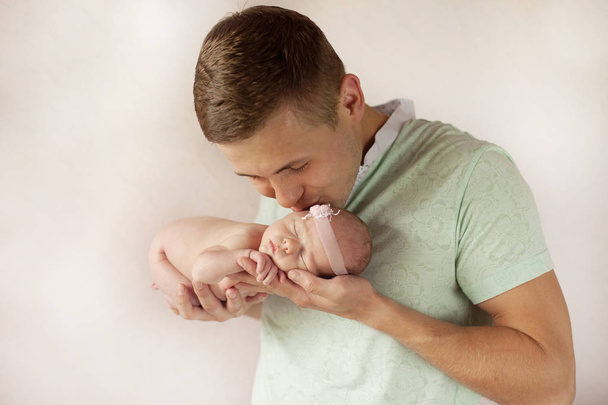 Papa küsst sein neugeborenes Baby.  - Foto, Bild