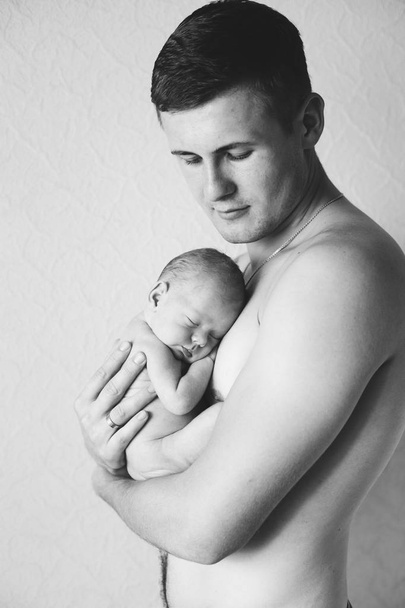 Тато обійми своєї новонародженої дитини.  - Фото, зображення