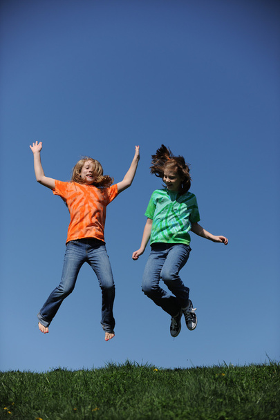 Duas meninas saltando
 - Foto, Imagem