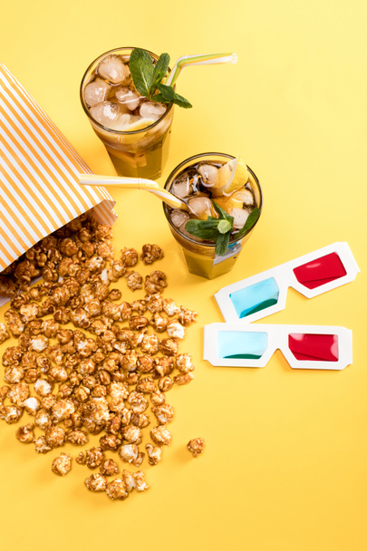 Popcorn und Getränke in Gläsern - Foto, Bild
