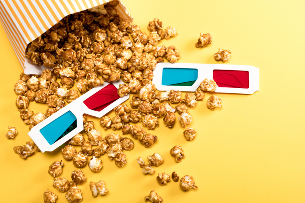 popcorn and 3D glasses - Foto, afbeelding