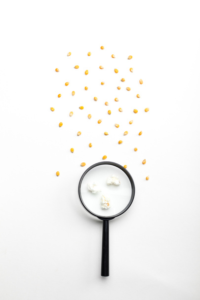 Popcorn en vergrootglas - Foto, afbeelding