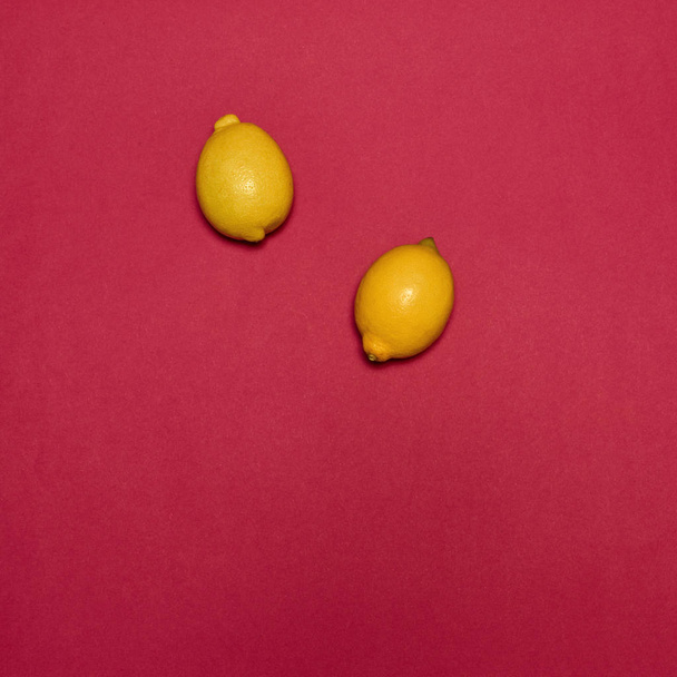 The fresh lemons on the red background - Foto, imagen