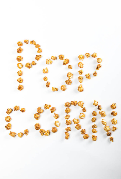 Надпись на зернах попкорна
 - Фото, изображение