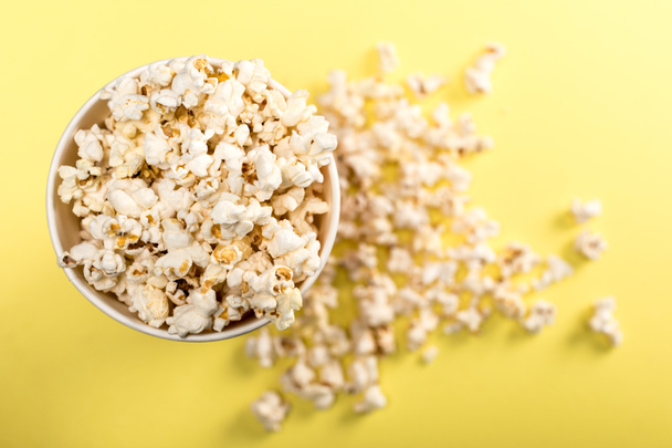 Popcorn im Pappbecher - Foto, Bild