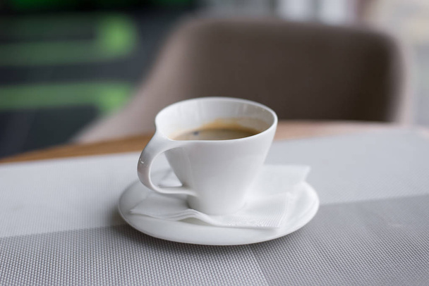 чашка кави на столі
 - Фото, зображення