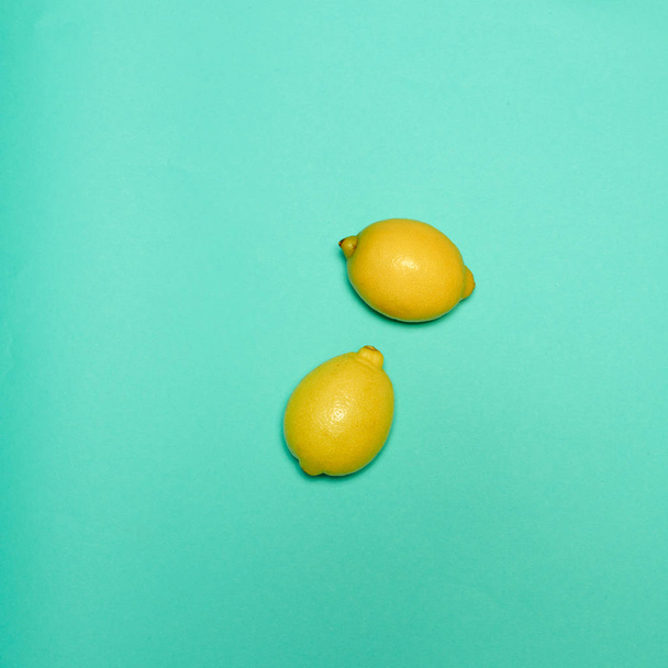 The fresh lemons on the blue background - Foto, imagen