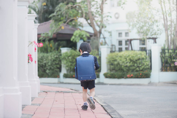  Menina da escola asiática com mochila rosa olhando para cima
  - Foto, Imagem