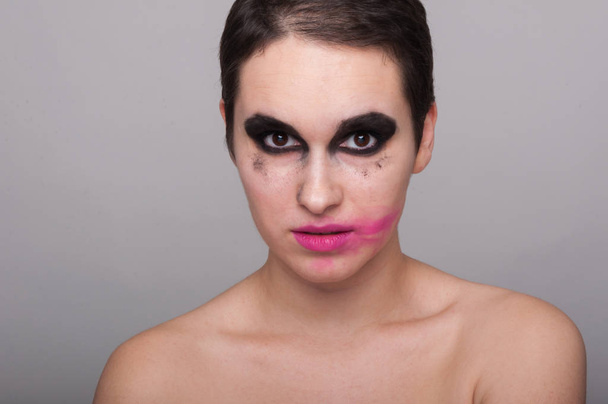 junge Dame mit schmutzigem Make-up - Foto, Bild