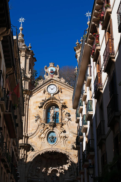 Donostia-San Sebastian: vista da Basílica de Nuestra Senora del Coro, Basílica de Santa Maria de Coro, uma igreja paroquial barroca católica romana concluída em 1774 na Parte Vieja, Cidade Velha
 - Foto, Imagem