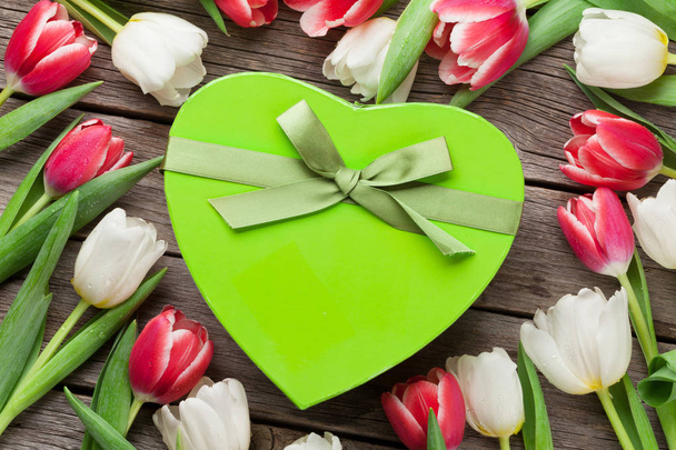 bunte Tulpen und Geschenkbox - Foto, Bild