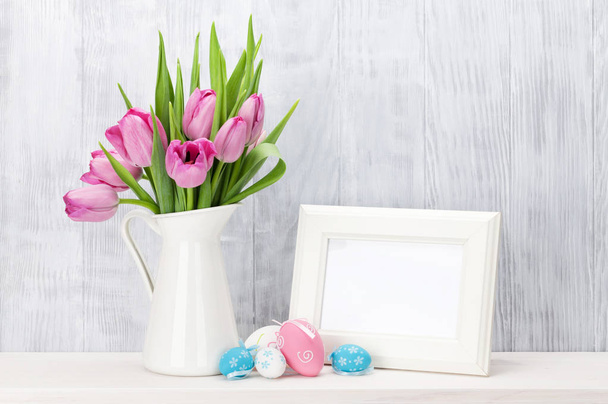 Ovos de Páscoa, moldura de fotos e tulipas
 - Foto, Imagem