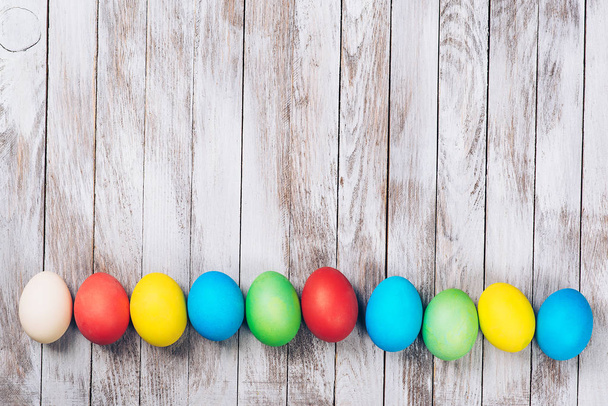 Huevos coloridos de Pascua sobre fondo de madera. Espacio para el texto. Tarjeta de Pascua
. - Foto, Imagen