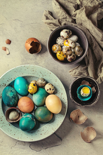 Colored chicken and quail eggs - Foto, afbeelding